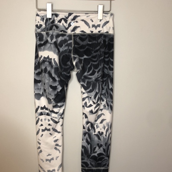 Lululemon 6 Wunder Under Crop Pants Amalia Feathers White, Grey, Black Funky - Picture 8 of 15